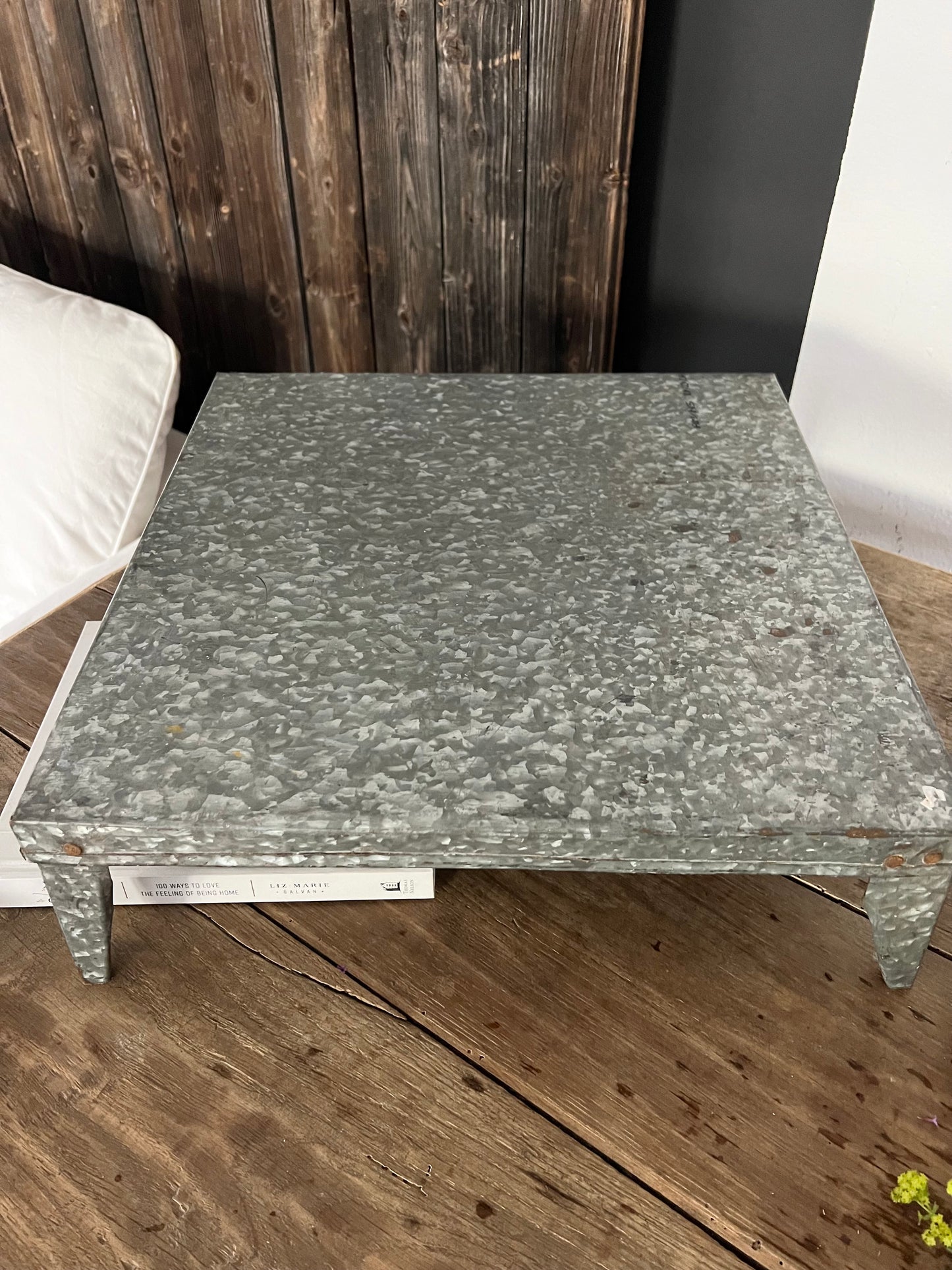 Metalltablett mit Füsschen