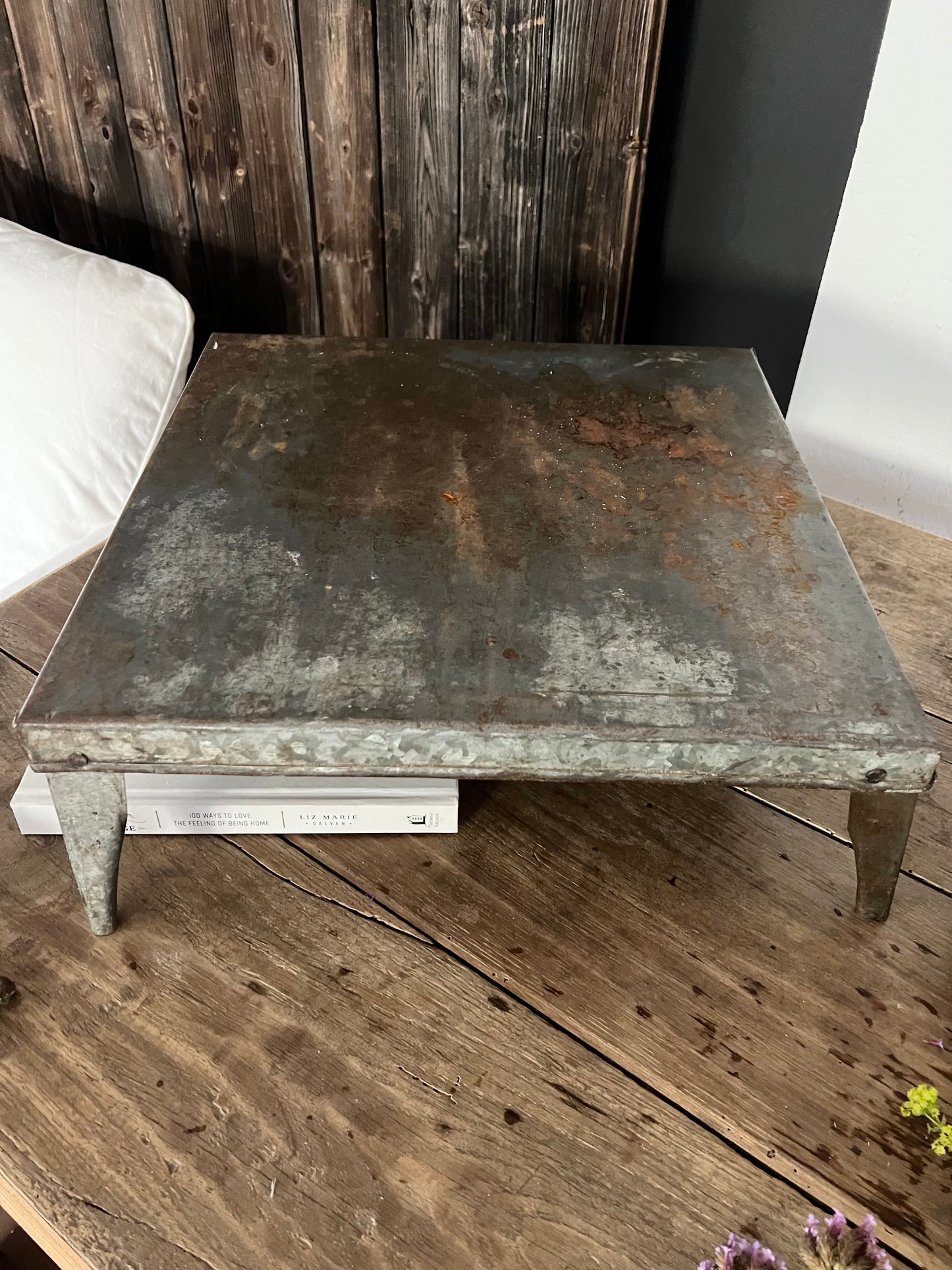 Metalltablett mit Füsschen
