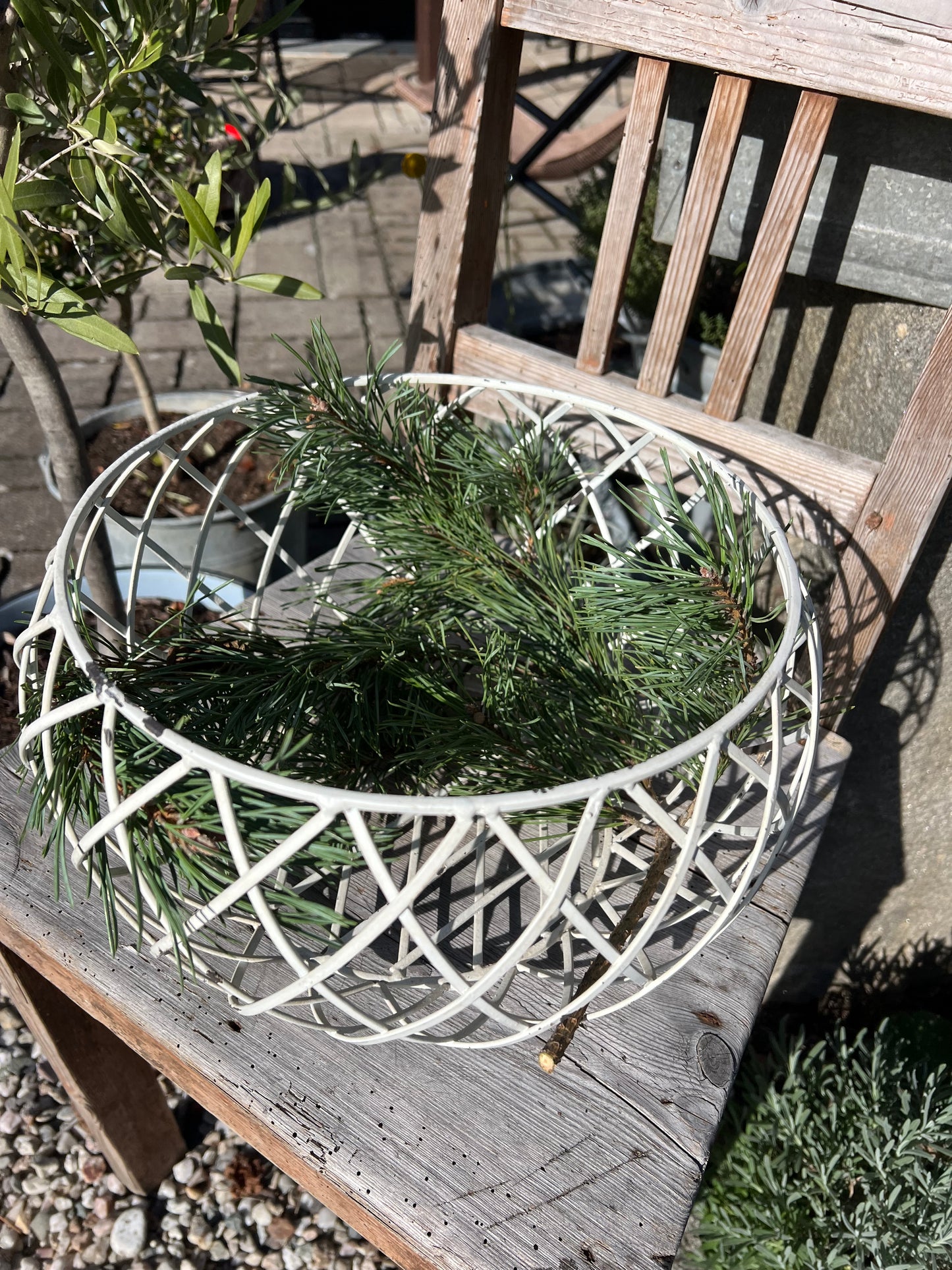 Weisser Shabby Korb geflochten