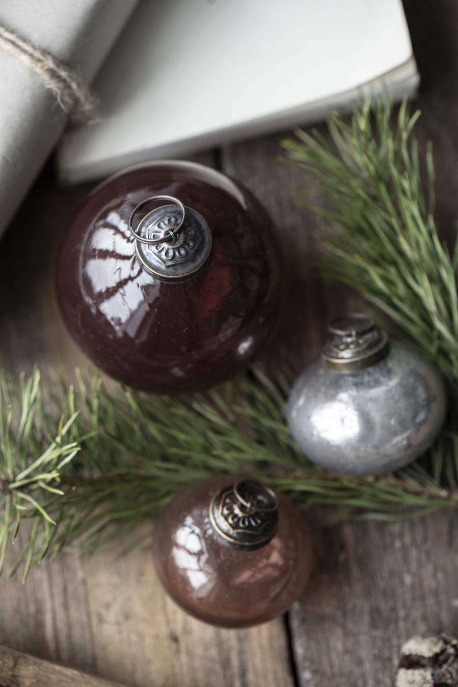 Weihnachtskugel almond