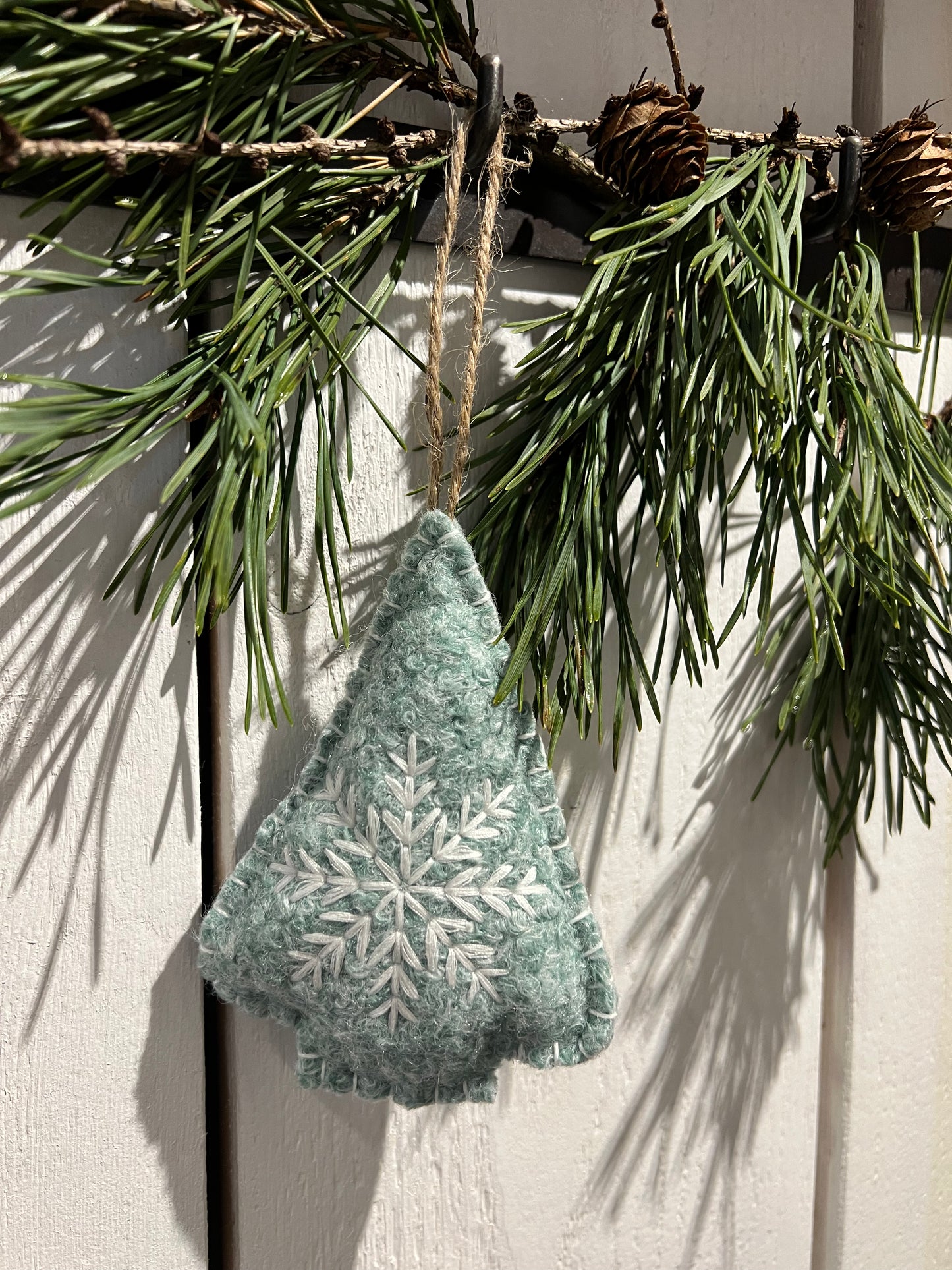 Wollanhänger Baum mit Stickerei