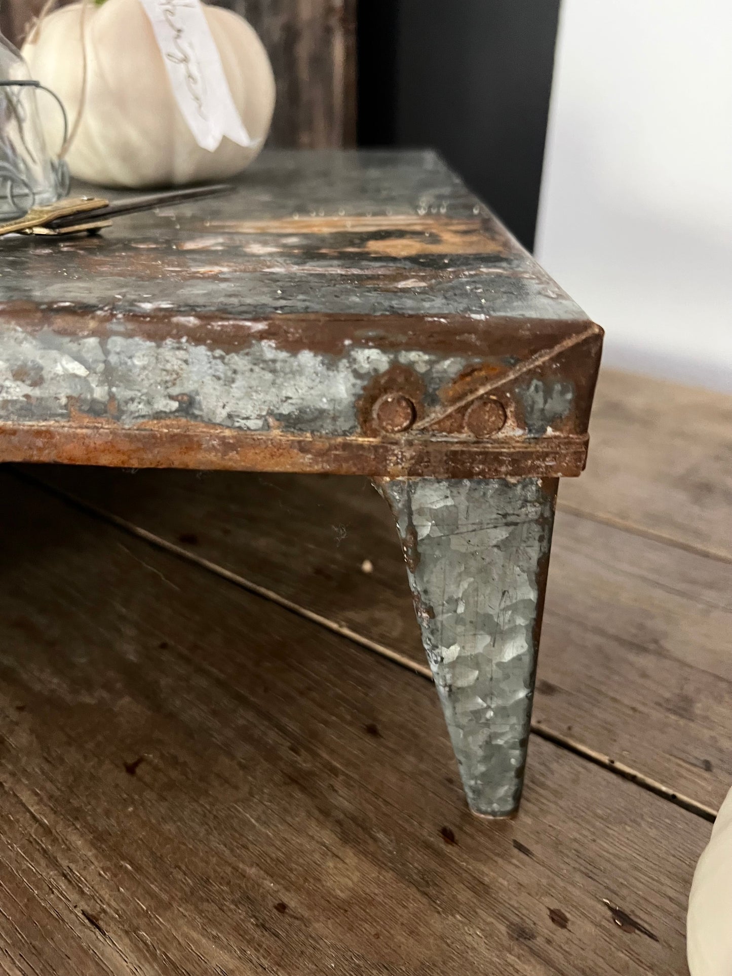 Metalltablett mit Füsschen
