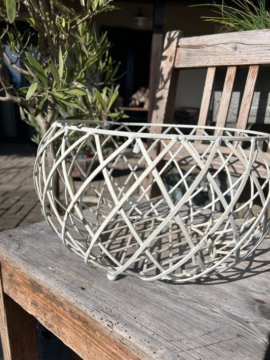 Weisser Shabby Korb geflochten