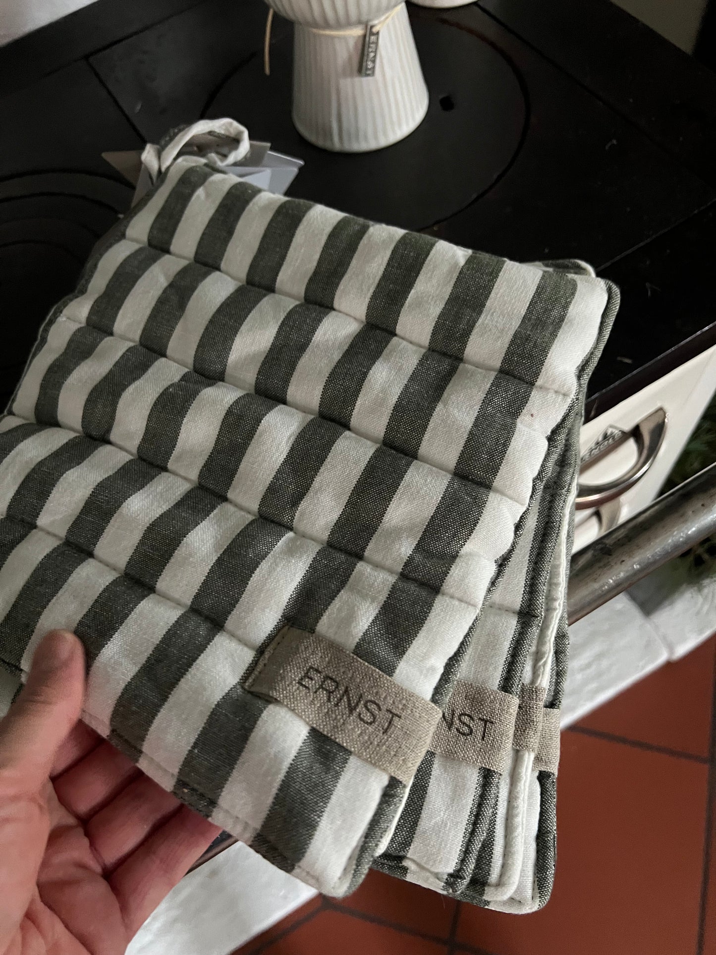 Topflappen ERNST olivgrün/weiss