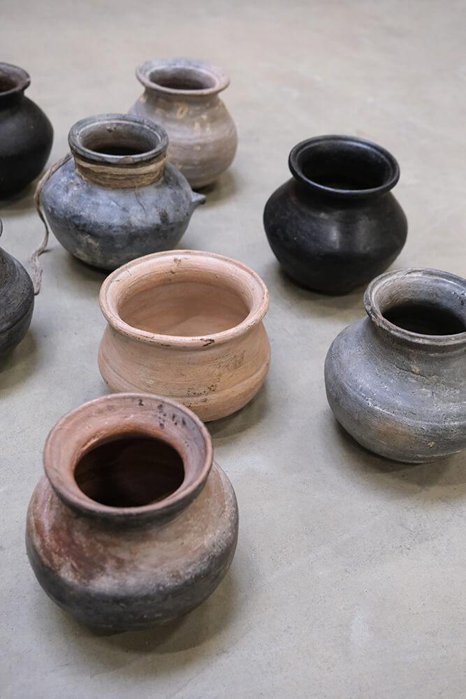 Kleiner Tontopf mit Metallring