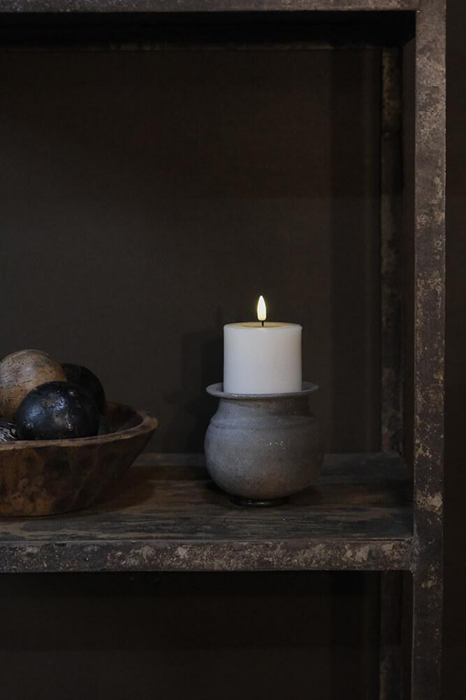 Kleiner Tontopf mit Metallring