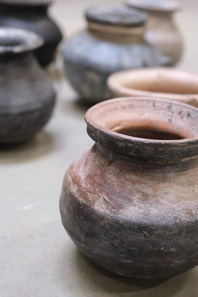 Kleiner Tontopf mit Metallring