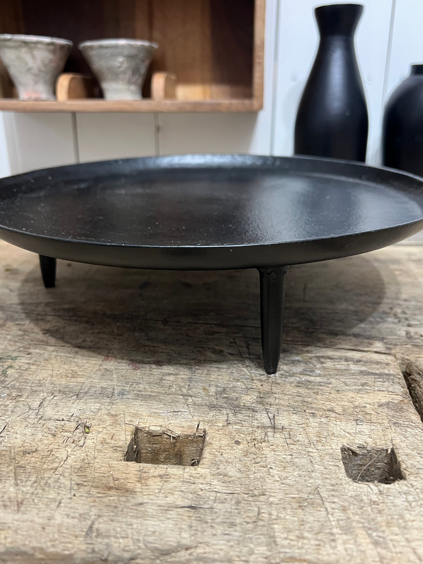 Tablettschale Alu auf Füssen schwarz