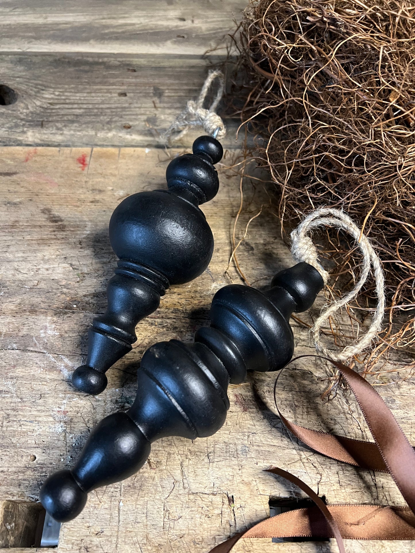 Holzornament zum Hängen schwarz Holz schmal