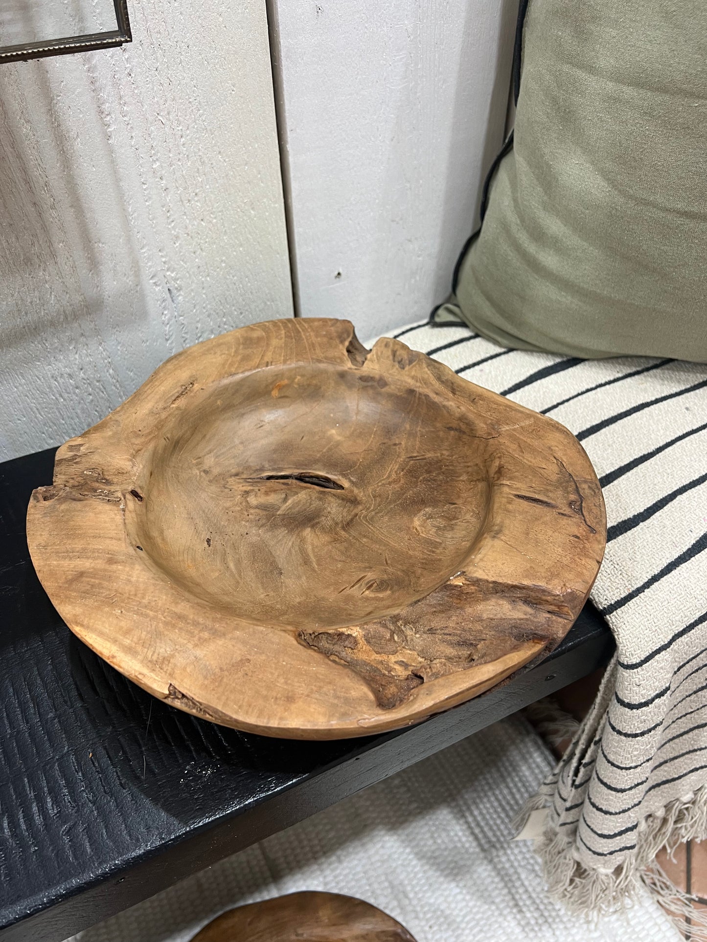 Knorrige Holzschale