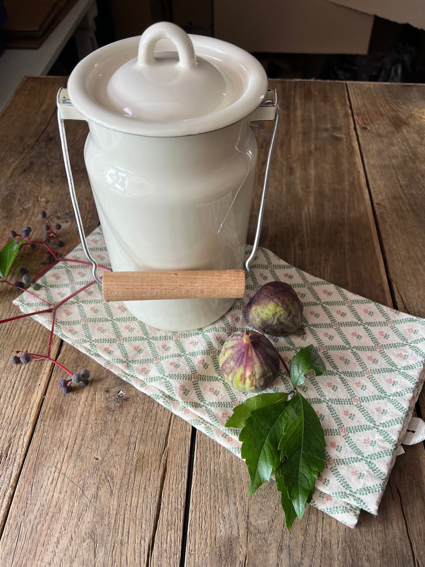Milchkanne Emaille 2 l und Geschirrtuch